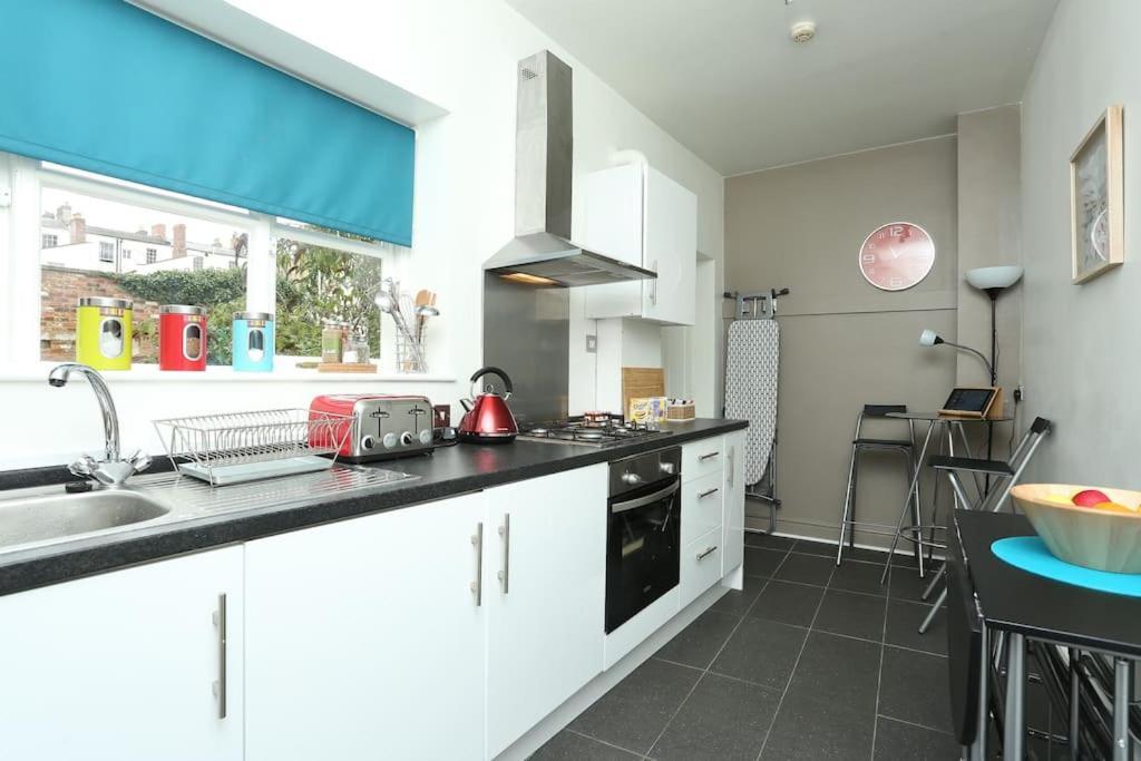 Apartment In The Heart Of Cheltenham/ Parking Exterior photo